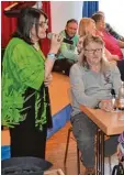  ?? Foto: Siggi Feil ?? Nein, das links im Bild ist nicht die grie chische Sängerin Nana Mouskouri. Es ist ihr Double Christa Geiger in der Dischin ger Arche.