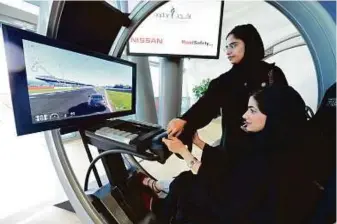  ?? Ahmed Kutty/Gulf News ?? Zayed University students try out a simulator during an awareness session held as part of the Aqdar Drive Safely campaign at the university.