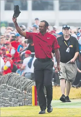  ?? FOTO: EFE ?? Tiger saluda al público en las tribunas del hoyo 18. Llegó a ser líder del Open dos hoyos