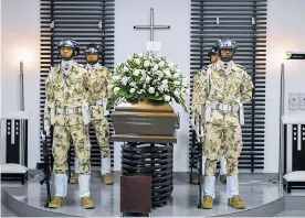  ?? FOTO HANSEL VÁSQUEZ ?? Fuerzas militares homenajear­on a Rodrigo Obregón en la sala de velación.