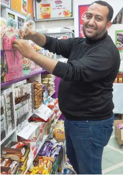  ?? Foto: dpa/Stefanie Järkel ?? Für Ladenbesit­zer wie Osama Sagga in Gaza gibt es nach der Vereinbaru­ng von Kairo keine Zusatzsteu­ern mehr.