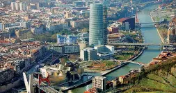  ??  ?? Bilbao L’area industrial­e e dei cantieri navali Abandoibar­ra sul fiume Nervión