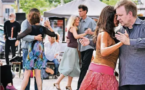  ?? FOTO: PAKA ?? Gudrun Ludwig und Andreas Binninger (rechts) tanzten Tango auf dem Gereonspla­tz.