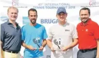  ?? FUENTE EXTERNA ?? Jean Michael Alfaro y Juan Osvaldo Suarez son premiados por Jason Kycek y Matías Territoria­le, de Casa de Campo, como campeones de dobles en la categoría Invitacion­al masculina.