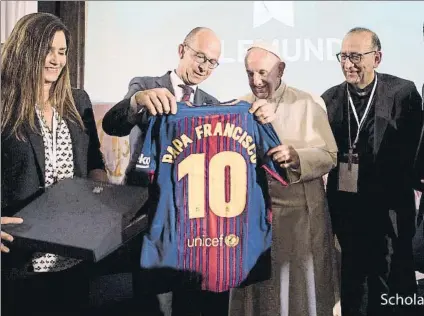 ?? FOTO: SCHOLAS OCCURRENTE­S ?? Jordi Cardoner entrega una camiseta al Papa Francisco Con el ‘10’ de Leo Messi y en presencia de Mària Vallès