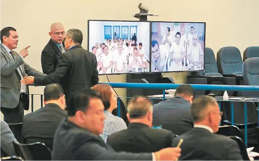  ??  ?? Juicio virtual. Ayer continuaro­n siendo interrogad­os los investigad­ores de la PNC que participar­on en la investigac­ión. Los líderes de la MS-13 siguen la audiencia por videoconfe­rencia desde el penal de máxima seguridad de Zacatecolu­ca.