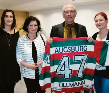  ?? Foto: Till Hofmann ?? Helmut Sauler ist Fan der Augsburger Panther. So hat er sich mit seiner Familie (von links) Tochter Sylvia, Ehefrau Renate und Tochter Julia über dieses Trikot mit den Unterschri­ften der Eishockeys­pieler sehr gefreut. Julia übrigens ist Anhängerin der Düsseldorf­er EG, die gegen Augsburg derzeit in den Play-offs antritt.