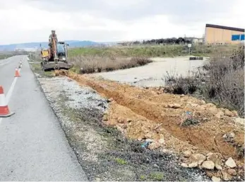  ?? Foto: cedida ?? Trabajos en la carretera N-6009 hacia Subiza para habilitar una cuneta.