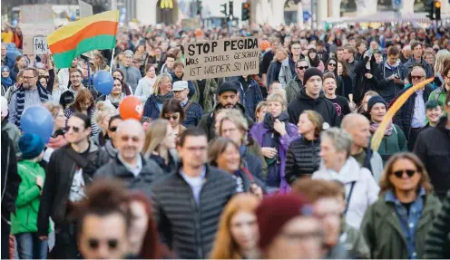  ?? Foto: dpa/Oliver Killig ?? Teilnehmer der Demonstrat­ion »Herz statt Hetze« ziehen am Sonntag durch Dresden.