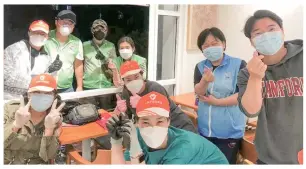  ?? Photo: Courtesy of Park Chang- joo ?? Korean volunteers in Shanghai help transport supplies during lockdown on April 21.