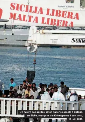  ??  ?? Un navire des gardes-côtes italiens accoste à Catane, en Sicile, avec plus de 900 migrants à son bord, 13 juin 2018.