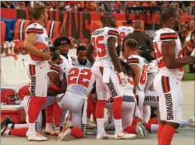  ?? TIM PHILLIS — THE MORNING JOURNAL ?? Members of the Browns kneel during the national anthem before a preseason game on Aug. 21.