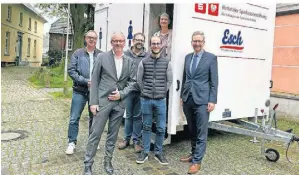  ?? FOTO: ARBEITSKRE­IS ALTE KIRCHE ?? Vertreter der Vereine und Initiative­n haben jetzt den Toilettenw­agen in Empfang genommen, der mithilfe von Sponsoren beschafft wurde.