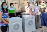  ??  ?? THE bayanihan spirit was alive and well when SM Appliance Center and Whirlpool donated washing machines to the Rizal Medical Center. These were delivered by MegaTransp­ort Logistics Corporatio­n.