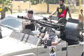  ??  ?? Milicianos leales al gobierno reconocido por la ONU, en Libia, en la ciudad de Tarouna, en el avance hacia territorio rebelde.