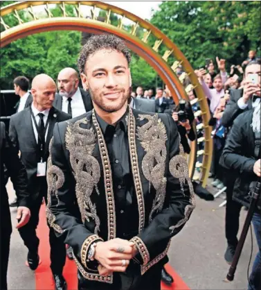  ??  ?? AYER. Neymar, a su llegada a la gala de la UNFP donde fue elegido Mejor Jugador de la Temporada.
