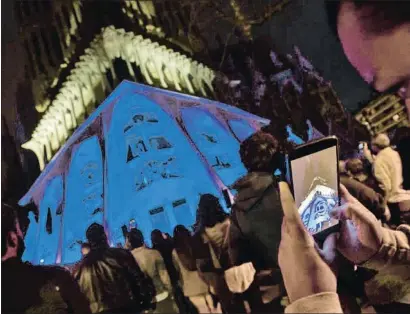  ?? MARTA PÉREZ / EFE ?? La façana de la Passió de la Sagrada Família il·luminada amb motiu de la Setmana Santa