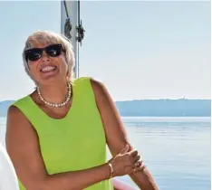  ?? Foto: Stephanie Millonig ?? Die Vizepräsid­entin des Deutschen Bundestags, Claudia Roth, war gestern am Am mersee auf Wahlkampft­our unterwegs.