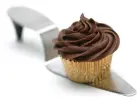  ?? PHOTO BY NICK KOON ?? Chocolate Mini-Cupcakes provide a great opportunit­y for kids to learn how to apply frosting.