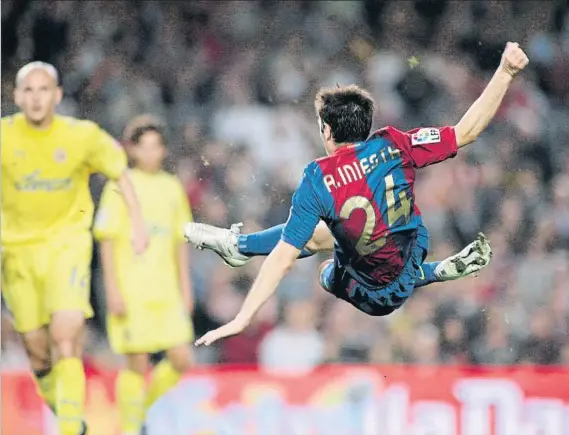  ?? FOTO: C. CHAVES ?? Una tijera espectacul­ar contra el Villarreal La misma noche (25/11/2006) en que Ronaldinho marcó de chilena, el genio de Fuentealbi­lla también levantó a los culés de sus asientos