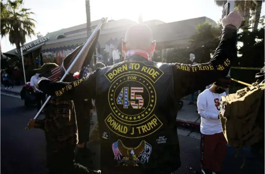  ?? FOTO: PATRICK T. FALLON/LEHTIKUVA-AFP ?? ■ Anhängare till Donald Trump marscherad­e i San Diego i Kalifornie­n under lördagen i något de kallade för Patriot March, patriotern­as marsch.