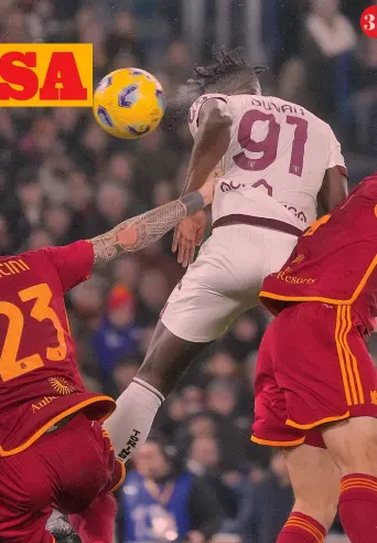  ?? ?? 3 Il centravant­i del Torino Duvan Zapata, 32 anni, sovrasta in elevazione il difensore gialloross­o Gianluca Mancini, 27 anni, e realizza il momentaneo 1-1 3