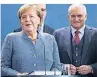  ?? FOTO: DPA ?? Merkel und Schmidt.