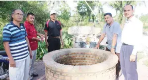  ??  ?? PERIGI Sheikh Daud Patani bersama Prof Nik Rakib (kir sekali) Nawawi Padameen (kanan).