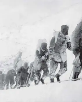  ??  ?? Stampeders climb the Chilkoot Pass in Alaska circa 1898 on their way to Yukon and the Klondike goldfields.