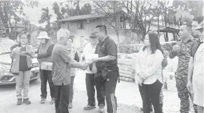  ?? ?? BANTUAN SEGERA: Edward (dua kanan) mewakili Majang menyampaik­an bantuan segera wang tunai RM1,000 untuk setiap ketua isi rumah (tujuh keluarga) mangsa kebakaran di Kampung Sungai Plan Lot Kidurong, semalam.