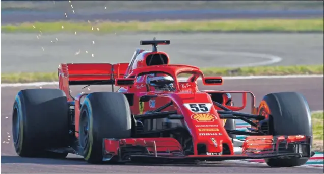  ??  ?? Carlos Sainz pilota el Ferrari SF71H de 2018 durante los entrenamie­ntos que la escudería ha organizado esta semana en el circuito de Fiorano, junto a su fábrica de Maranello.