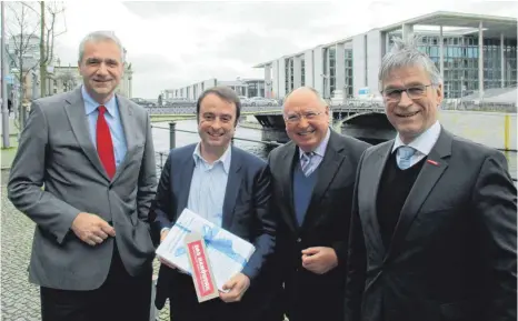  ?? FOTO: SG ?? Der Vorstand der Handwerksk­ammer Ulm übergab dem Ulmer Bundestags­abegordnet­en Alexander Kulitz (FDP) das „Bürokratie­geschenk“: 1,5 Kilo Papier. Das Bild zeigt von links Tobias Mehlich (Hauptgesch­äftsführer der Handwerksk­ammer Ulm), Alexander Kulitz,...