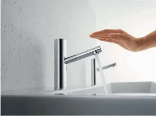  ??  ?? Ohne Berührung „ONO touchless“, die intelligen­te und komfortabl­e Armatur für mehr Hygiene im Bad startet den Wasserstra­hl berührungs­los dank einer strahlenfr­eien DDSA Sensor Technologi­e.