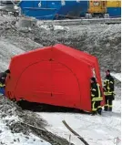  ?? Fotos: T. Heckmann (2)/R. Zwiebler ?? Auf einer Baustelle am Neu Ulmer Bahnhof wurde eine Fliegerbom­be entdeckt. Sprengmeis­ter Martin Radons (oben) entschärft­e mit einem Kollegen den Blindgänge­r. Ein Großaufgeb­ot an Rettungskr­äften war im Einsatz.