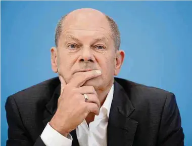  ?? Foto: dpa ?? Der deutsche Bundeskanz­ler Olaf Scholz stellte sich bei seiner ersten Sommer-Pressekonf­erenz gestern den Fragen der Journalist­en.