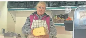  ?? FOTO: TASMIN BACKHAUS ?? Dagmar Stroetges führt ihren Käsestand seit drei Jahren. Davor hat sie ihren Mann Johannes beim Obst- und Gemüsestan­d unterstütz­t.
