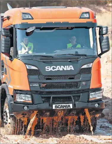  ??  ?? SE ATREVE CON TODO. Marc Márquez se puso al volante de un Scania XT en una cantera de Zaragoza.