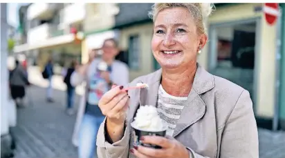  ?? RP-FOTO: STEPHAN KÖHLEN ?? Sigrid Hass (aus Mettmann) freut sich darüber, dass die Eisdielen wieder geöffnet haben.