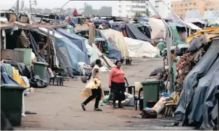  ?? | BONGANI MBATHA ?? HEALING NEEDED
TRADITIONA­L healers and traders at Durban’s Herbal Market in Warwick Junction, say their sales have been hit hard as the area is quiet because of the lockdown to curb the spread of Covid-19.
African News Agency (ANA)