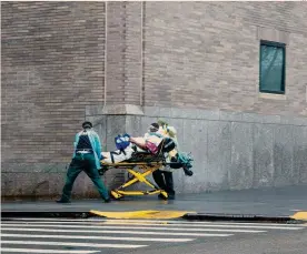  ??  ?? L’emergenza.
Infermieri trasportan­o un paziente fuori dal Mount Sinai Hospital di New York
AFP