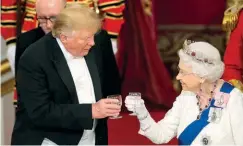  ??  ?? GALA A rainha Elizabeth II recepciona o presidente Trump em jantar oficial na capital britânica