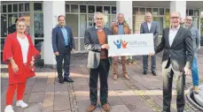  ?? FOTO: VBAO ?? Der Vorstandsv­orsitzende der Stiftung der Volksbank Allgäu-Oberschwab­en Josef Hodrus (vorne rechts) und Joachim Krimmer (vorne Mitte) zusammen mit den Kuratorium­smitgliede­r Birgit Franzreb, Raimund Haser, Ulrich Mauch, Georg Kibele und Bernhard Bitterwolf (hintere Reihe von links).