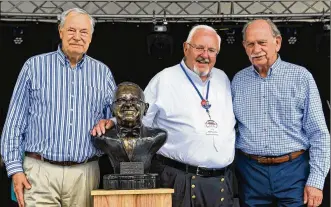  ?? CONTRIBUTE­D ?? Retired Miamisburg Law Director Bill Forbes (left) joined longtime Mayor Dick Church Jr. and city resident Stan Bernard on Saturday for the unveiling of a bust in Church’s honor. Church was honored for his decades of service and his efforts in heading...