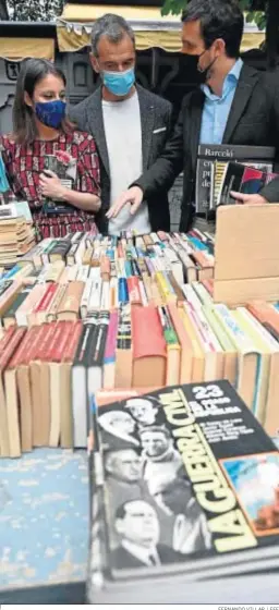  ?? FERNANDO VILLAR / EFE ?? Pablo Casado, junto a Andrea Levy y Toni Cantó en la Feria del Libro de Madrid.