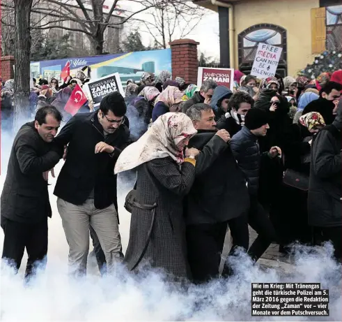  ??  ?? Wie im Krieg: Mit Tränengas geht die türkische Polizei am 5. März 2016 gegen die Redaktion der Zeitung „Zaman“vor – vier Monate vor dem Putschvers­uch.