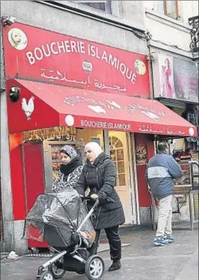  ?? WINFRIED ROTHERMEL / GETTY ?? En la calle. El comercio es un sector clave en Molenbeek. Los establecim­ientos tradiciona­les belgas han casi desparecid­o. El trasiego es continuo. Suelen atender las tiendas hombres, pero son las mujeres las que más las frecuentan