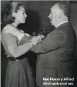  ??  ?? Kim Novak y Alfred Hitchcock en el set.