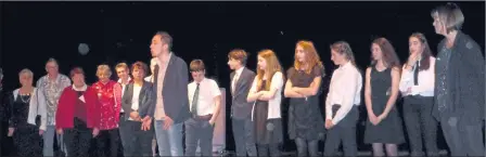  ??  ?? Tous les comédiens jeunes et moins jeunes et Florian Canac créateur de la troupe “Bruits de couloirs” de Luc-la-Primaube