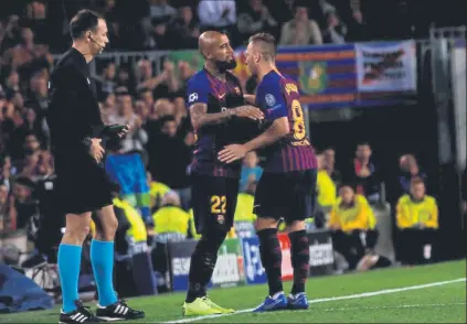  ?? FOTO: PEP MORATA ?? Arturo Vidal entra por Arthur en el minuto 77 El brasileño recibió la ovación de la grada, que censuró a Valverde por sustituirl­o