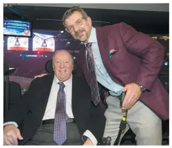  ??  ?? Le directeur-général du Canadien, Marc Bergevin, qui a salué les nombreux anciens joueurs était bien heureux de renouer avec Jacques Demers.